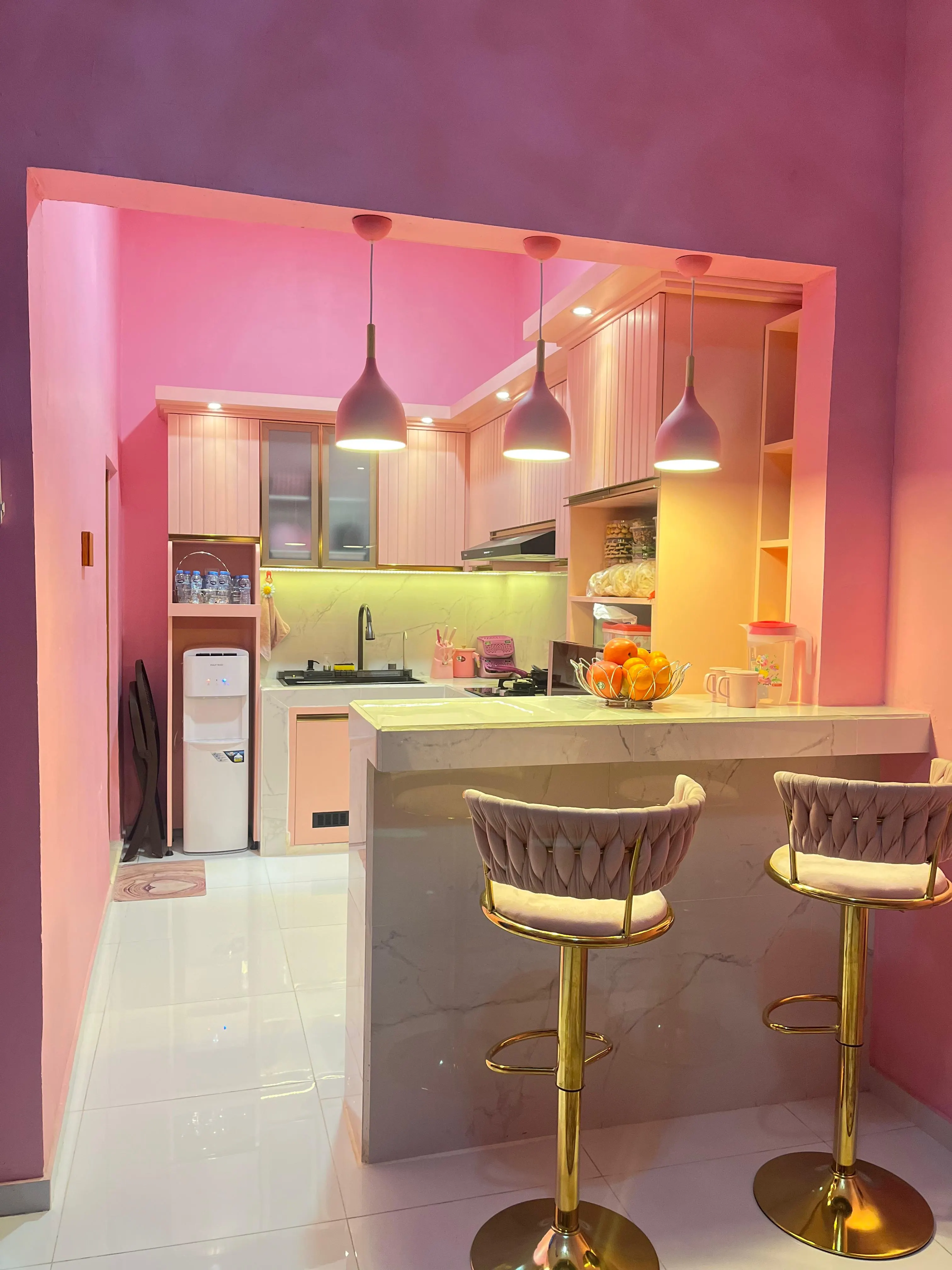 Dapur residensial dengan mini bar marmer