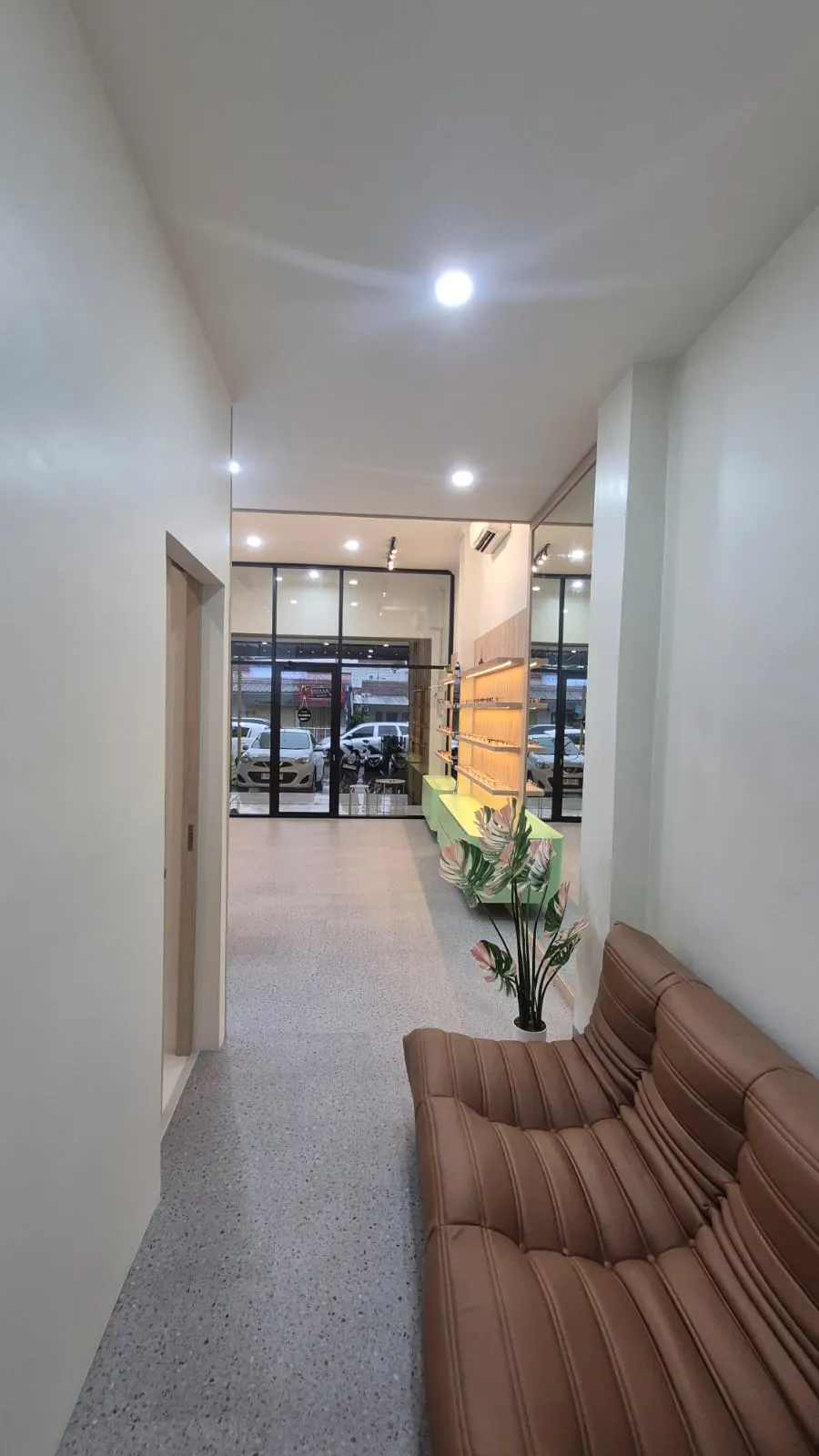 Interior retail Optik Beringin